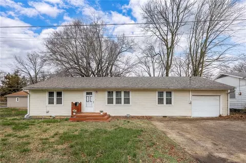 Exterior - 406 E Washington St, Windsor, MO 65360 photo 2 of 6