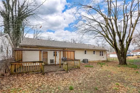 Exterior - 406 E Washington St, Windsor, MO 65360 photo 5 of 6