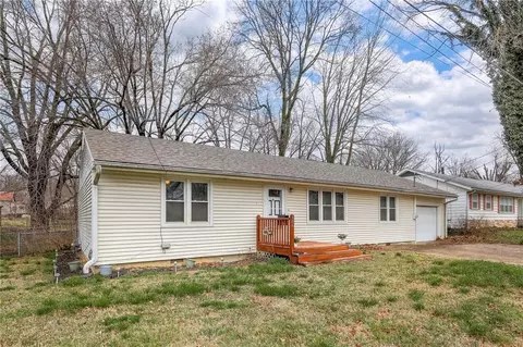 Exterior - 406 E Washington St, Windsor, MO 65360 photo 3 of 6