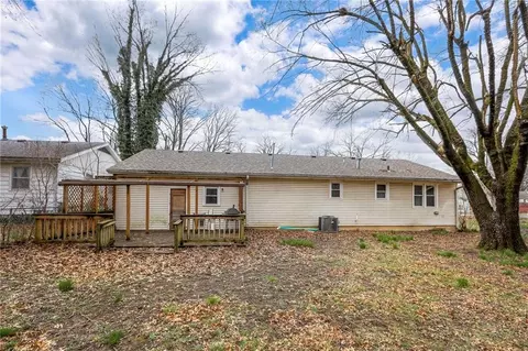 Exterior - 406 E Washington St, Windsor, MO 65360 photo 4 of 6