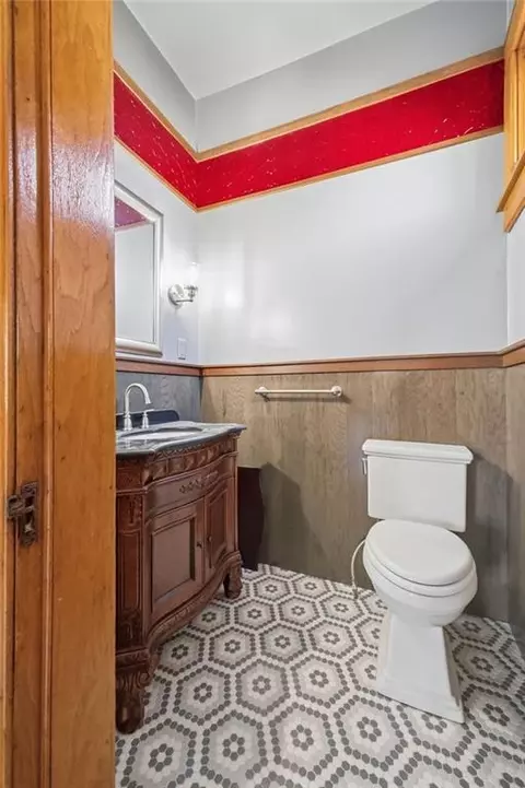 Bath - 802 Hall St, Saint Joseph, MO 64501 photo 4 of 8