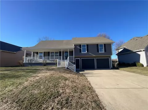 1120 Crossing Dr, Lees Summit, MO 64081