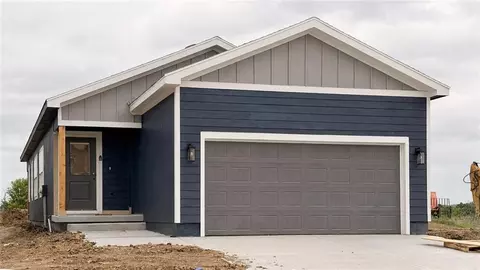 804 Glenn Cir, Raymore, MO 64083