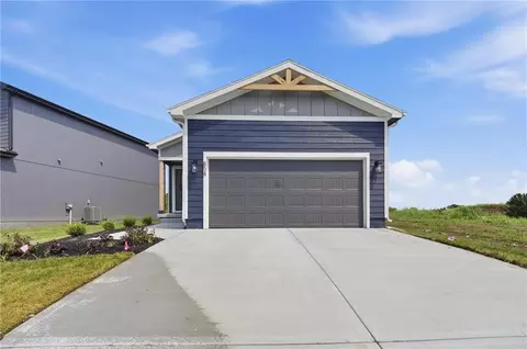Exterior - 804 Glenn Cir, Raymore, MO 64083 photo 2 of 5