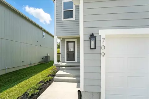 Exterior - 808 Glenn Cir, Raymore, MO 64083 photo 3 of 6