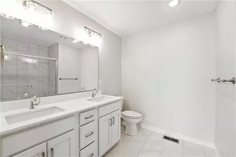 Bath - 808 Glenn Cir, Raymore, MO 64083 photo 3 of 4