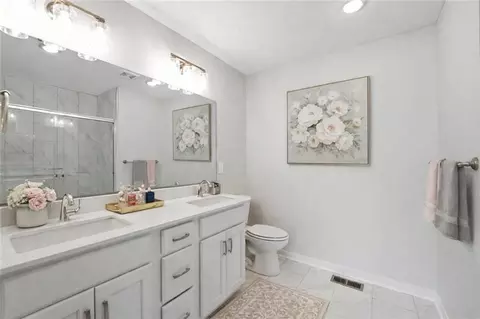 Bath - 808 Glenn Cir, Raymore, MO 64083 photo 2 of 4