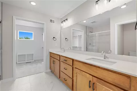Bath - 809 Glenn Cir, Raymore, MO 64083 photo 4 of 6