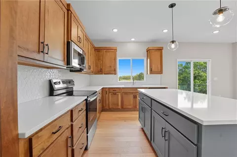 Kitchen - 809 Glenn Cir, Raymore, MO 64083 photo 5 of 6