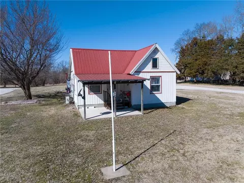401 S 8th St, Deepwater, MO 64740