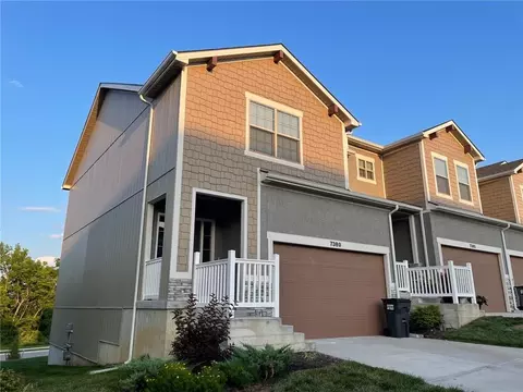 7389 Griffey St, Parkville, MO 64152