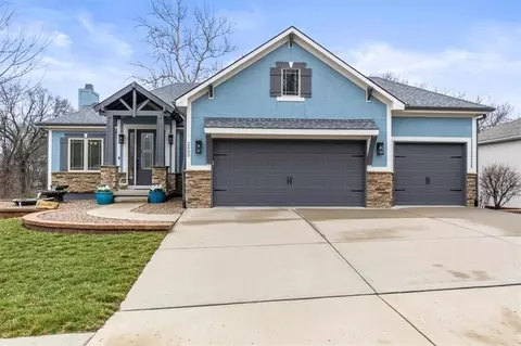 2600 SE Creek Ridge Ct, Blue Springs, MO 64014