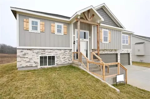 108 Johnson Cir, Dearborn, MO 64439