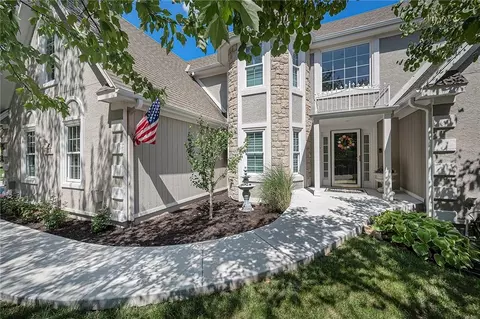 6735 NW Monticello Ter, Parkville, MO 64152
