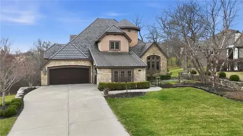 7060 N National Dr, Parkville, MO 64152