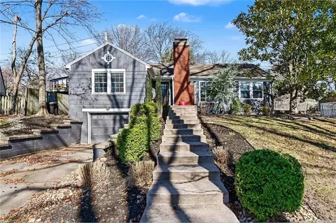 210 E Winthrope Rd, Kansas City, MO 64113