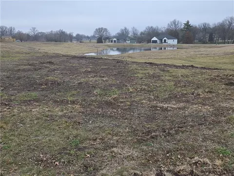 823 W 17th St, Ottawa, KS 66067 photo 2