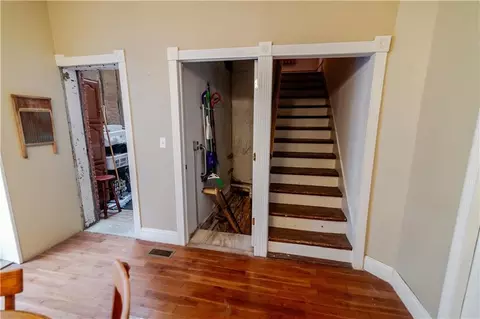 Entry Way - 605 Atchison St, Atchison, KS 66002 photo 28 of 36