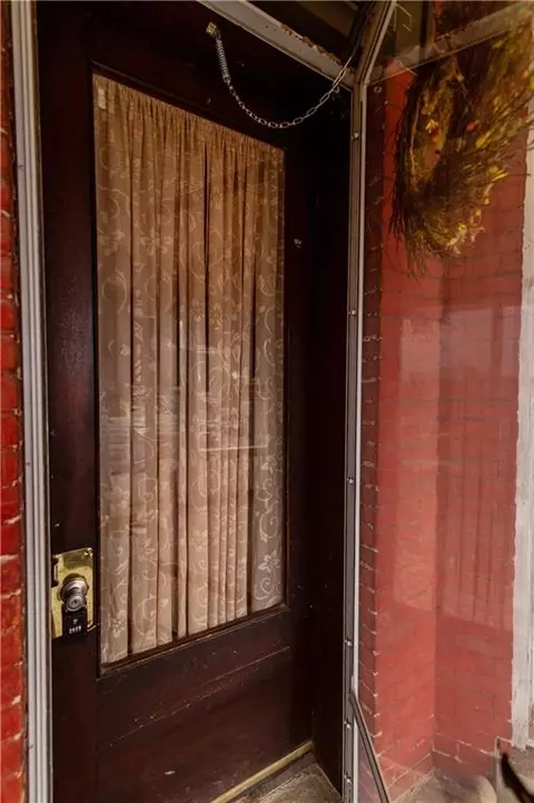 Entry Way - 605 Atchison St, Atchison, KS 66002 photo 1 of 36