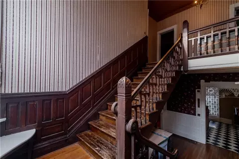 Entry Way - 605 Atchison St, Atchison, KS 66002 photo 13 of 36