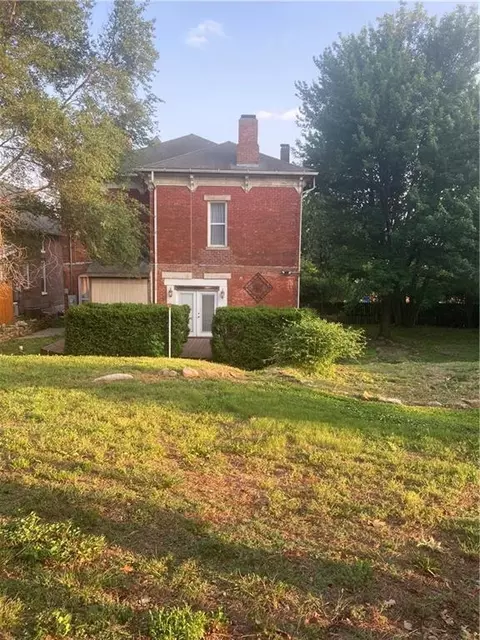 Exterior - 605 Atchison St, Atchison, KS 66002 photo 11 of 13