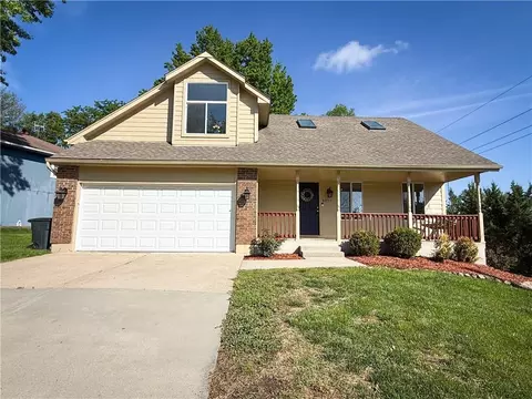 3221 NW Shannon Dr, Blue Springs, MO 64015