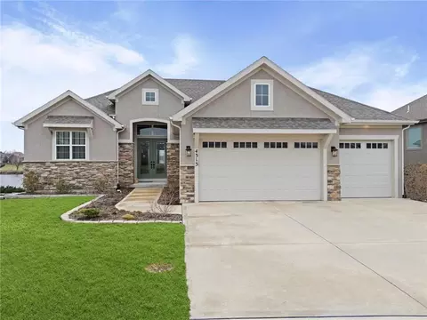 4313 Lakeshore Dr, Basehor, KS 66007