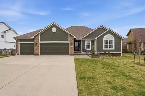 4413 SW Flintrock Dr, Lees Summit, MO 64082