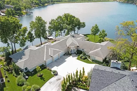 223 NW North Shore Dr, Lake Waukomis, MO 64151