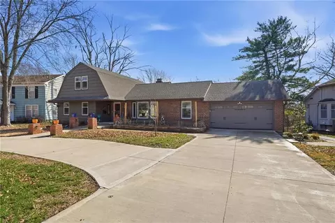 9721 Winslow Pl, Kansas City, MO 64131
