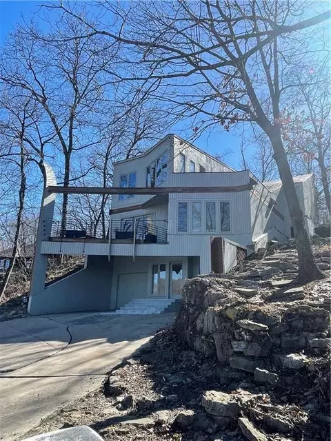 125 Lakeshore Dr, Lake Quivira, KS 66217