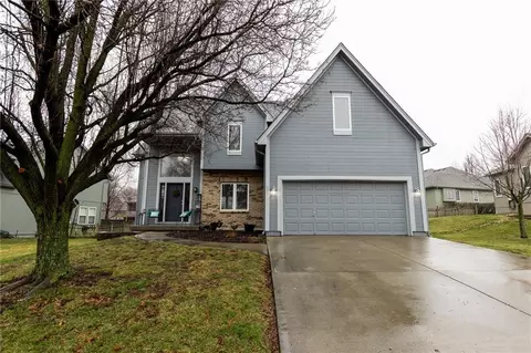 307 W 11th Ter, Kearney, MO 64060