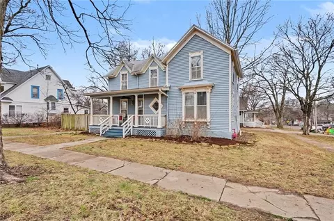 703 9th St, Baldwin City, KS 66006