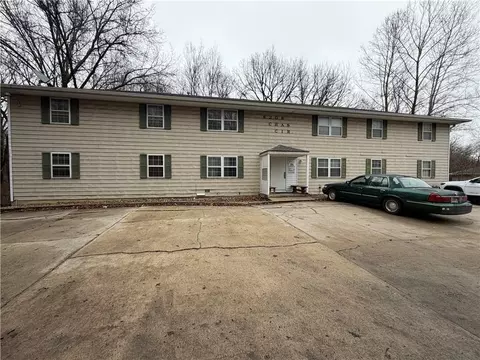 8208 Chas Cir, Pleasant Valley, MO 64068