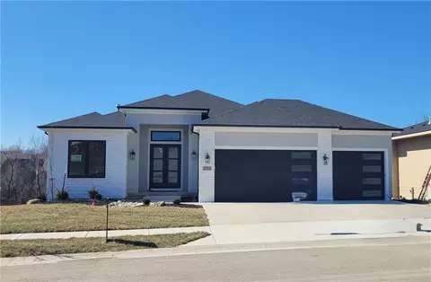 11519 S Sunray Dr, Olathe, KS 66061