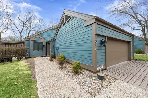 318 Lakeside Dr, Liberty, MO 64068