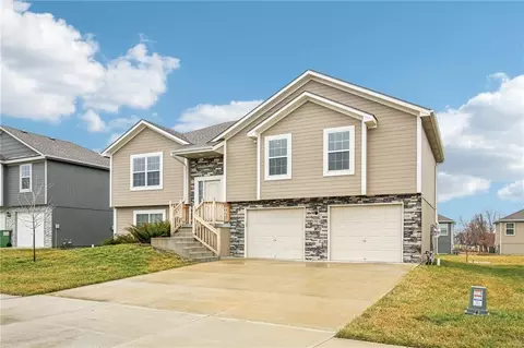 1004 NW High View Dr, Grain Valley, MO 64029