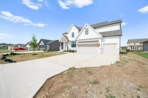 Exterior - 2614 SW Firefly Ln, Lees Summit, MO 64082 photo 2 of 4