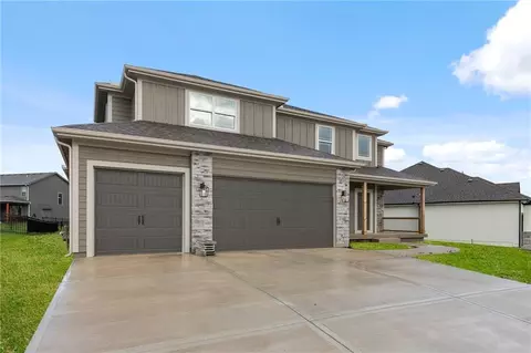 Exterior - 17132 W 164th Ter, Olathe, KS 66062 photo 5 of 11