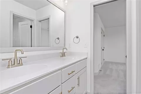 Bath - 17132 W 164th Ter, Olathe, KS 66062 photo 6 of 9