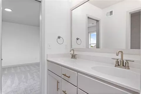 Bath - 17132 W 164th Ter, Olathe, KS 66062 photo 7 of 9
