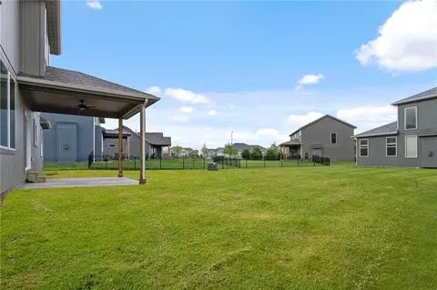 Exterior - 17132 W 164th Ter, Olathe, KS 66062 photo 9 of 11