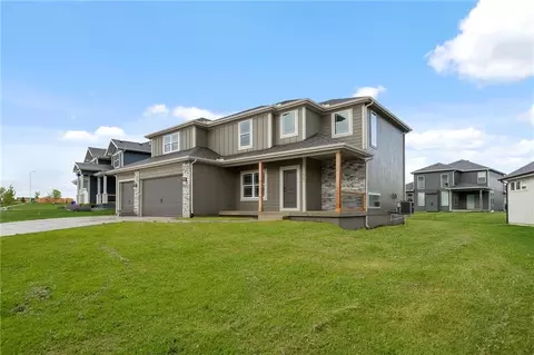 Exterior - 17132 W 164th Ter, Olathe, KS 66062 photo 4 of 11