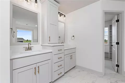 Bath - 17132 W 164th Ter, Olathe, KS 66062 photo 1 of 9