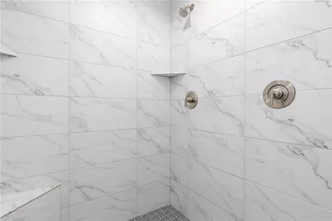 Bath - 17132 W 164th Ter, Olathe, KS 66062 photo 5 of 9