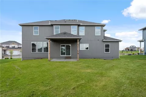 Exterior - 17132 W 164th Ter, Olathe, KS 66062 photo 6 of 11