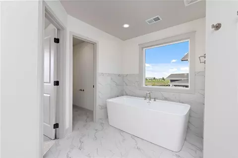 Bath - 17132 W 164th Ter, Olathe, KS 66062 photo 2 of 9