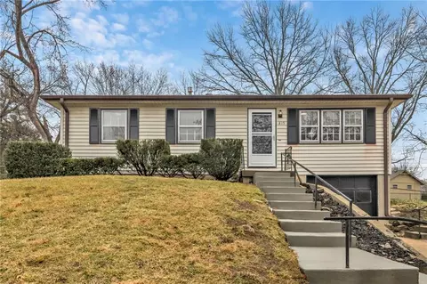 819 S Main St, Liberty, MO 64068