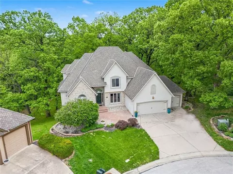 5529 Sleepy Hollow Dr, Parkville, MO 64152
