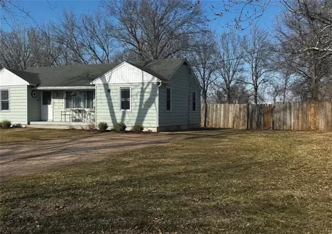 512 Atchison St, Oskaloosa, KS 66066